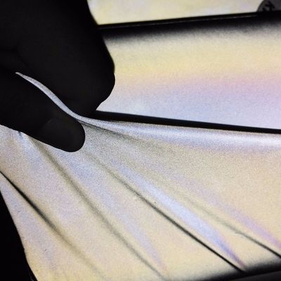 Tissu réfléchi propre mou de Grey Reflective Fabric réutilisé par polyester 100% rétro pour l'habillement