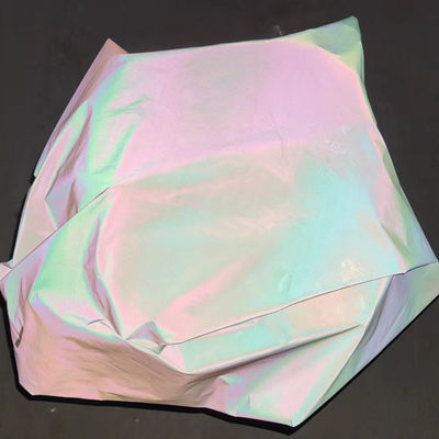Lueur blanche de bout droit dans l'hologramme iridescent de polyester de vinyle foncé de tissu lumineux