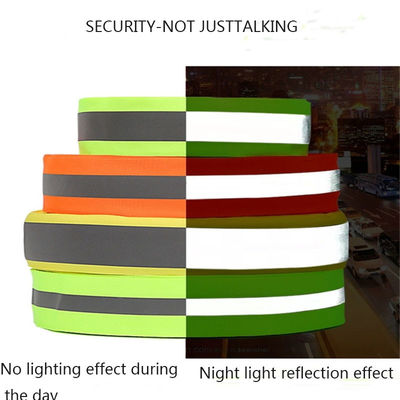 Des bandes élastiques réfléchissantes colorées sont cousues sur les vêtements pour les mettre en garde contre les risques