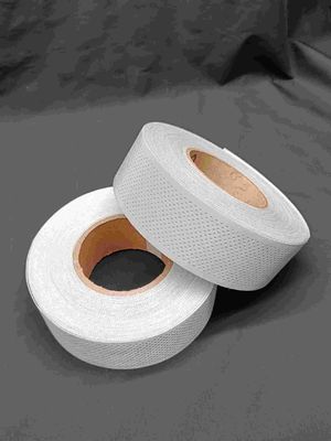 Bande réfléchissante de tissu de visibilité de sécurité élevée réfléchissante perforée d'argent pour l'habillement
