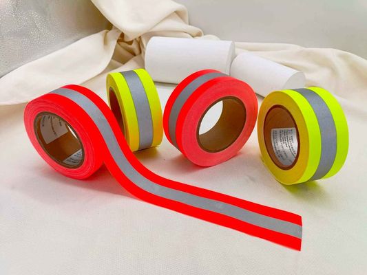 4 de pouce sangle légère du polyester de la classe 1 de bande de large 50mm haute 2 réfléchis jaunes pour l'habillement